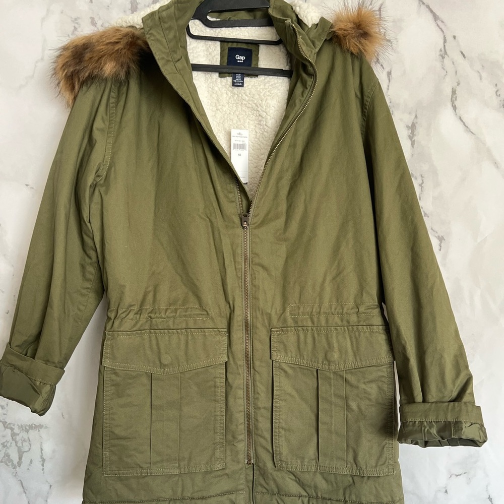 New with tags GAP army green Sherpa lined parka. XS.